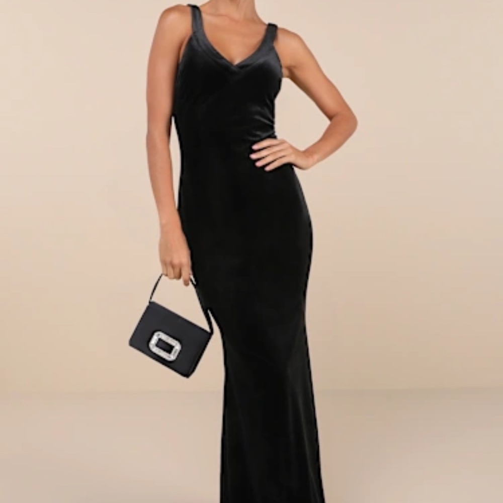 HOLIDAY CLASSIC! Lulu's Black Velvet V-Neck Dress